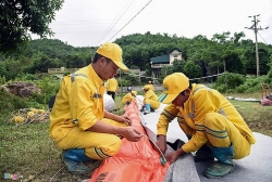 Công ty sông Đà bắt đầu xử lý ô nhiễm nước: Giăng lưới lọc có hết dầu thải?