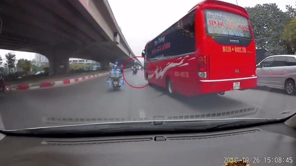Tránh người đi xe máy ngược chiều, nam thanh niên chở nước bất ngờ đụng độ đầu xe buýt