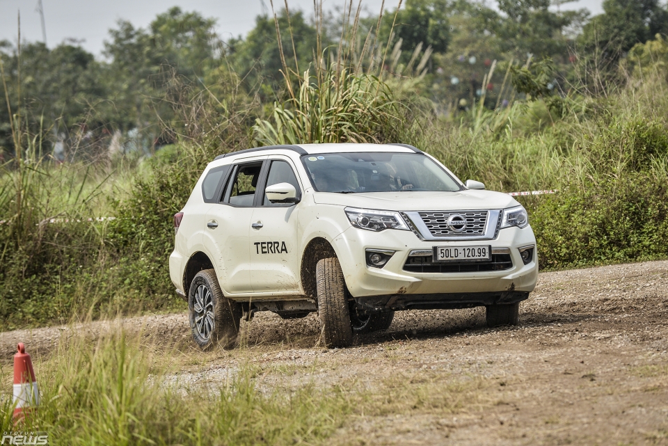 nissan terra phien ban cao cap giam gia den 200 trieu dong