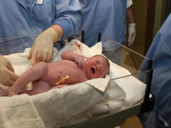Sinh con tại nhà: 10/100 bé sơ sinh chào đời không tự thở được