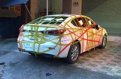Mazda3 bị chằng dây băng kín xe, dán giấy “cảnh cáo”: Có phải do ý thức kém?