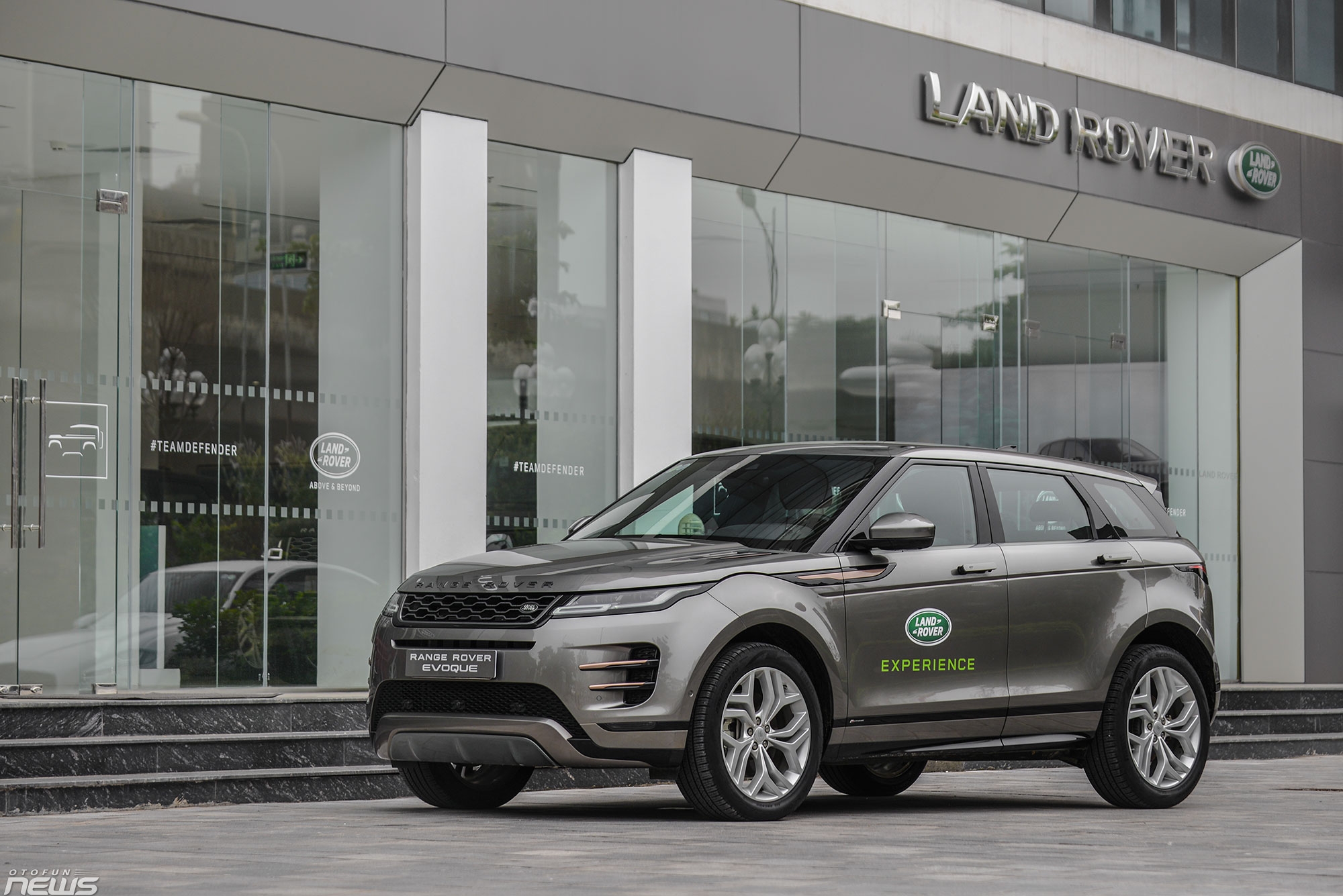 Cận cảnh Range Rover Evoque R-Dynamic SE giá 4,35 tỷ đồng tại Việt Nam