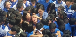 Sự thật đằng sau hình ảnh hàng trăm học sinh và giáo viên ôm nhau khóc giữa sân trường