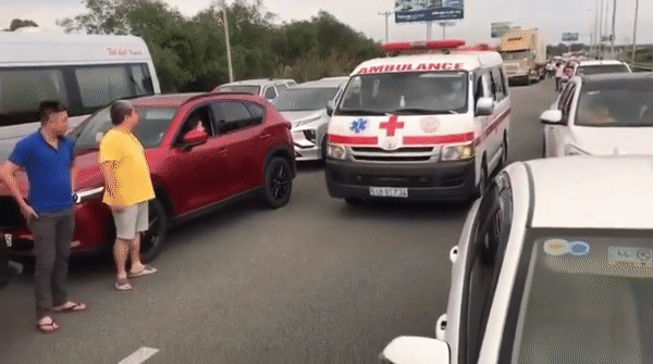 Cảnh tượng kỳ lạ: Hàng trăm ô tô “xếp hàng”, nhường đường cho xe cứu thương