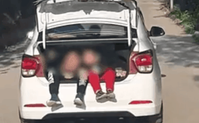 Hốt hoảng cảnh tượng 2 em bé ngồi sau cốp xe ô tô
