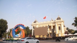 Cận cảnh 3 màn hình khủng trước Nhà hát Lớn Hà Nội phục vụ trận khán giả xem bóng