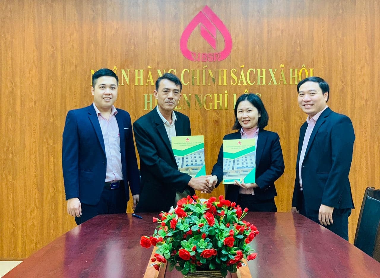 Ngân hàng CSXH huyện Nghi Lộc cho doanh nghiệp vay trả lương ngừng việc cho NLĐ