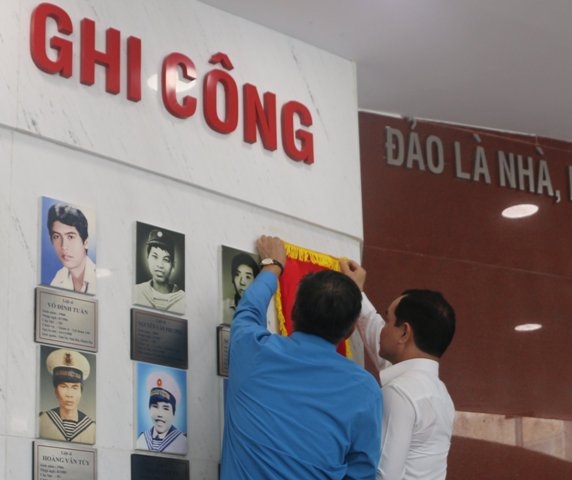 Dâng hương, gắn ảnh liệt sĩ Trần Quốc Trị ở Khu tưởng niệm chiến sĩ Gạc Ma