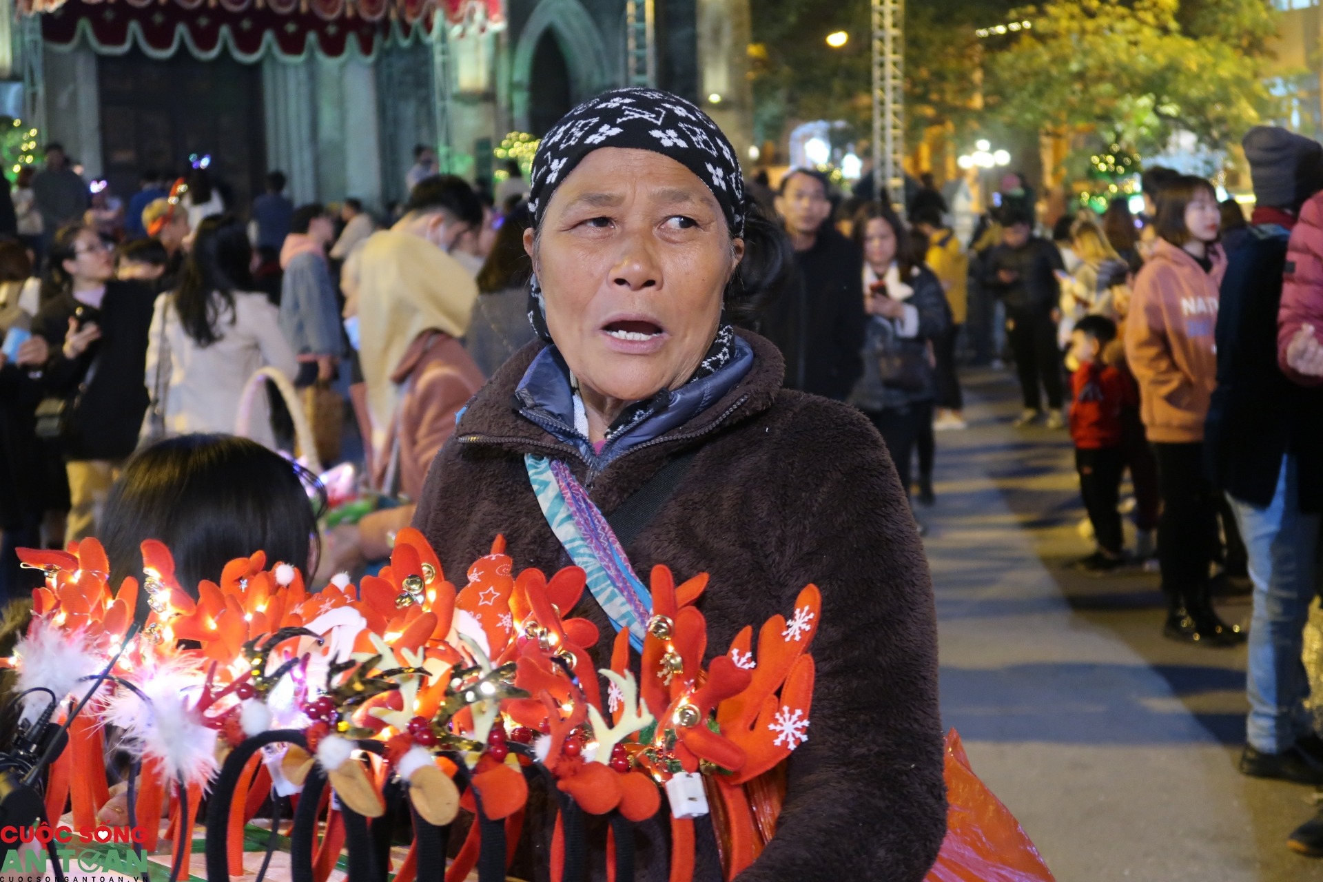 Giáng sinh mùa Covid: Không khí nhộn nhịp khắp đường phố