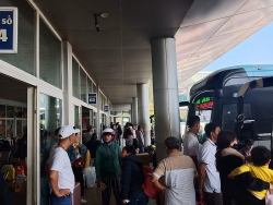 Bến xe Đà Nẵng vẫn đông người ngày cuối năm