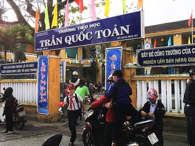 lich nghi hoc dot xuat phu huynh o quang nam dua con den truong roi tat ta toi don