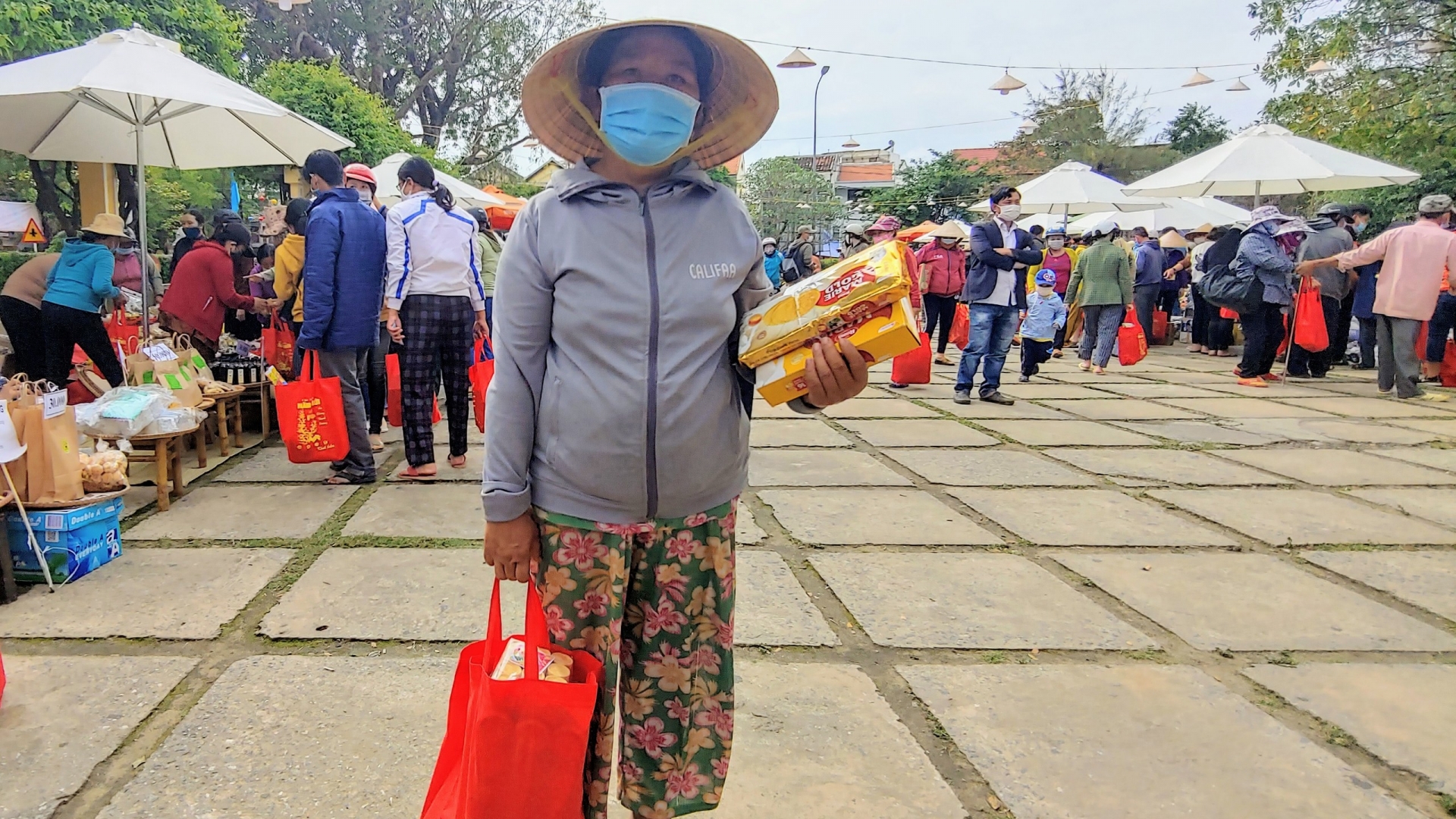 Ấm áp những phiên chợ thanh toán bằng nụ cười cho người lao động nghèo