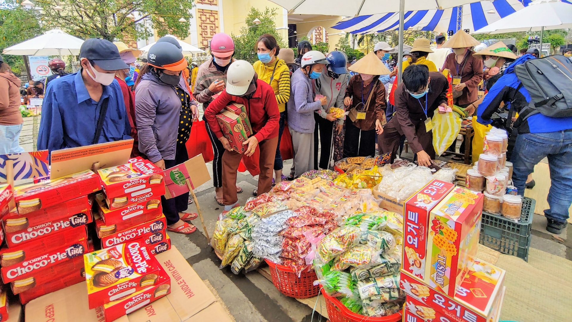 Ấm áp những phiên chợ thanh toán bằng nụ cười cho người lao động nghèo