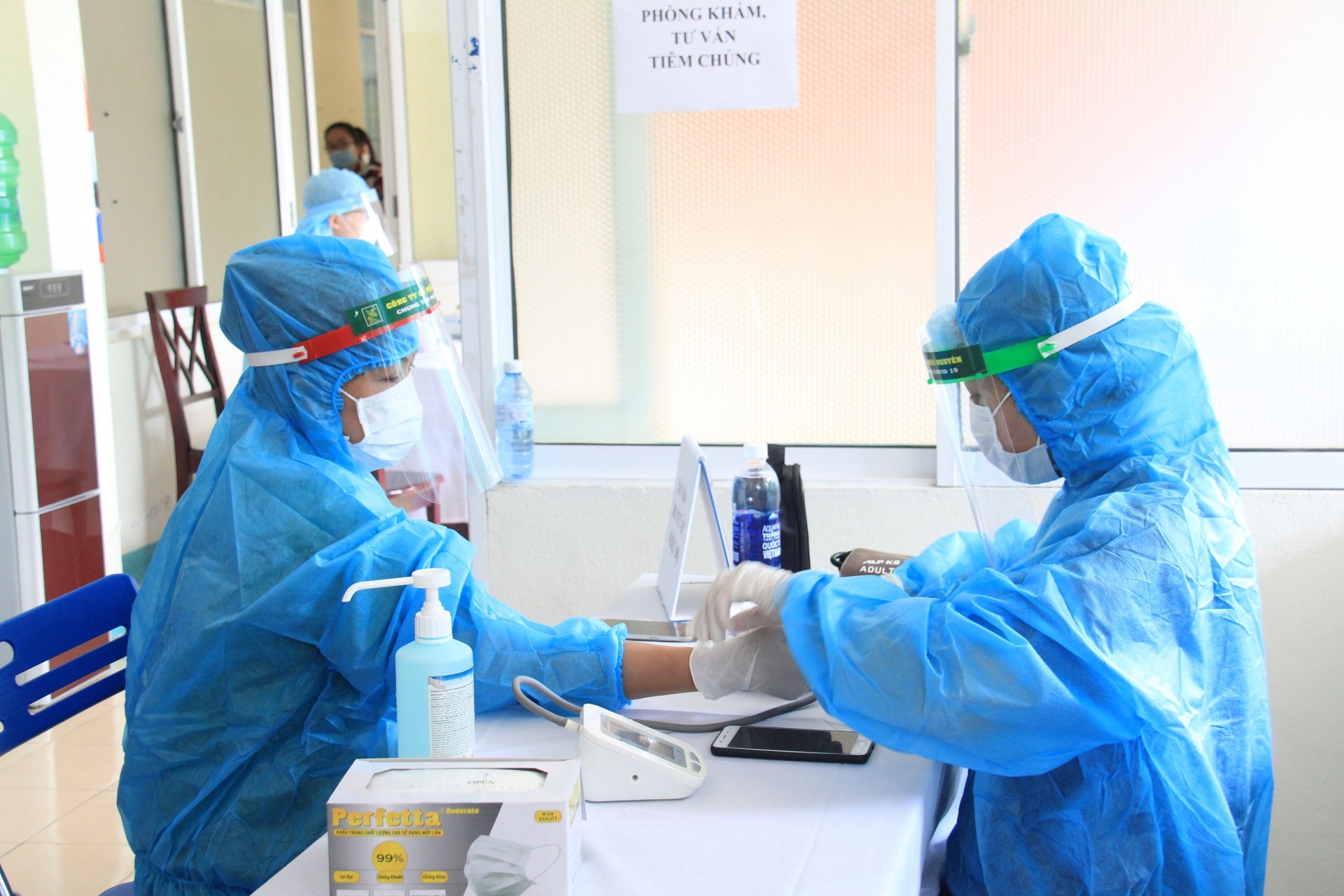 100 liều vắc xin đầu tiên ở Đà Nẵng được tiêm cho các nhân viên y tế
