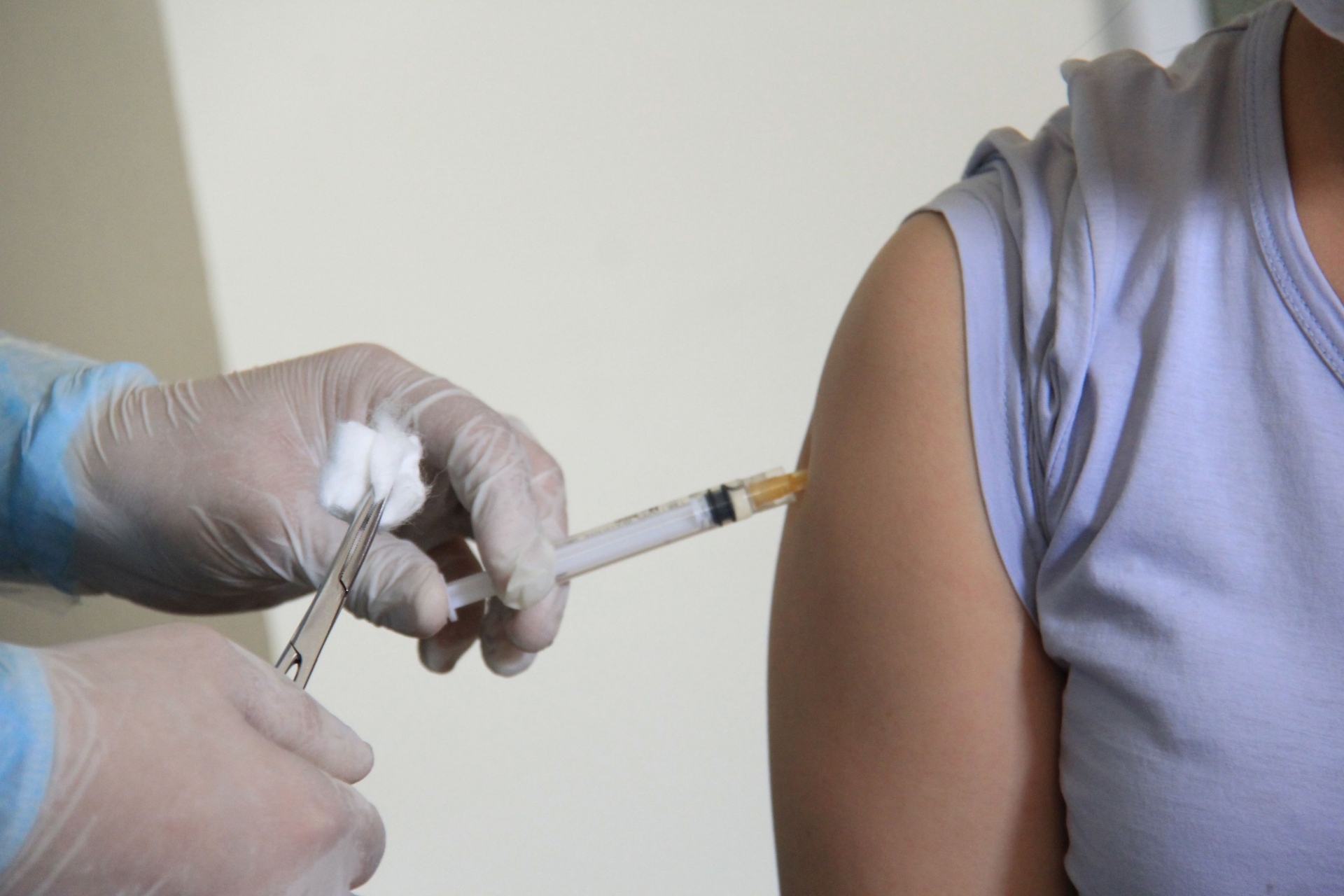 100 liều vắc xin đầu tiên ở Đà Nẵng được tiêm cho các nhân viên y tế