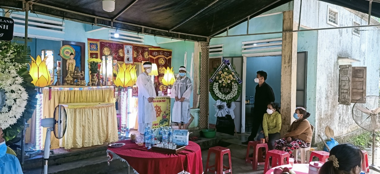 LĐLĐ huyện Tiên Phước viếng hương nữ công nhân tử vong do cuốn vào đường truyền