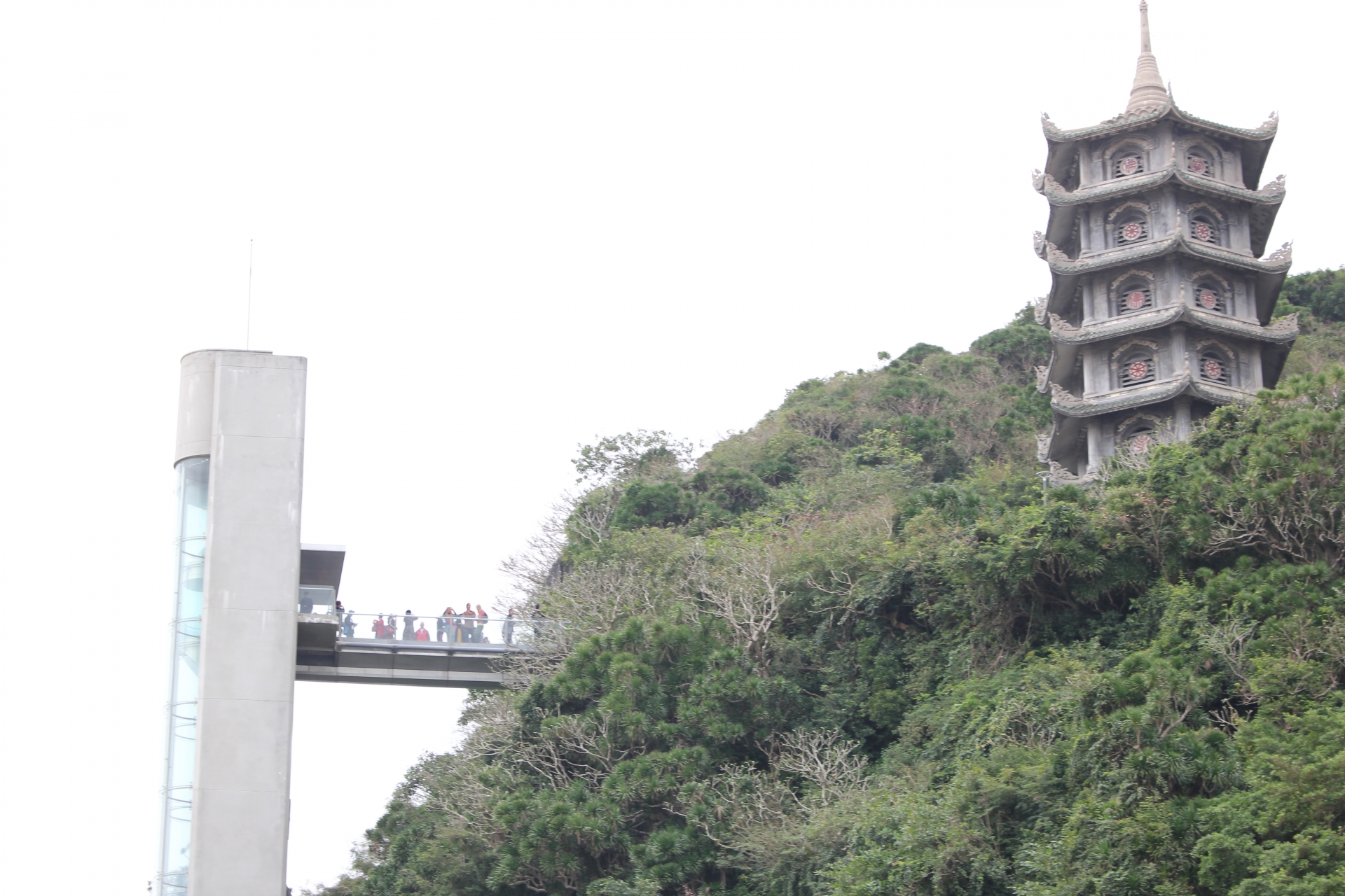 da nang mo cua tro lai cac diem du lich nhung khach van e de