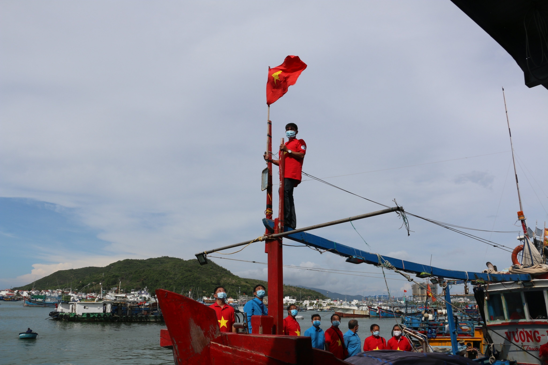 9.000 lá cờ Tổ quốc được trao tặng cho ngư dân tỉnh Khánh Hòa