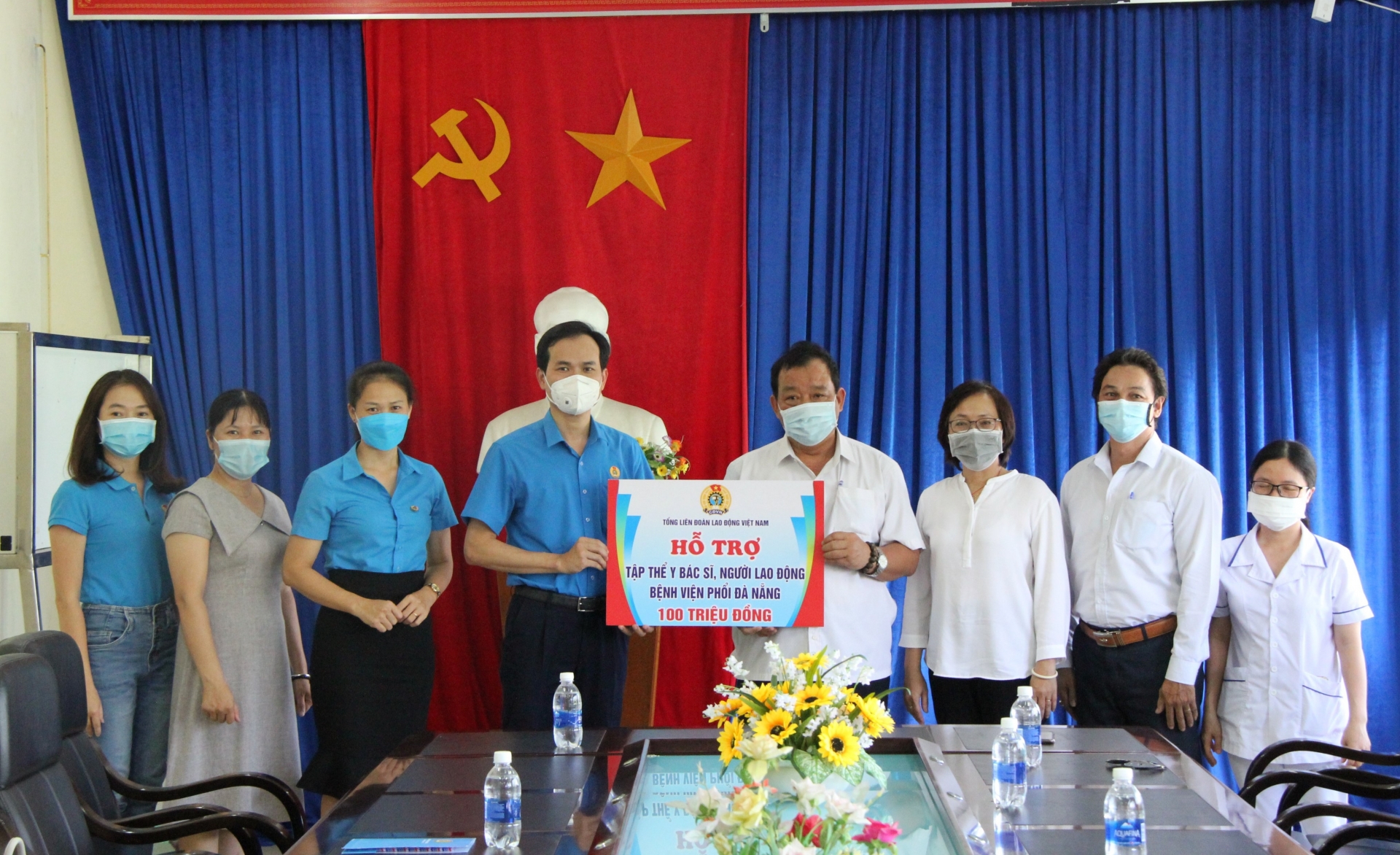 Tổng LĐLĐ Việt Nam hỗ trợ người lao động Đà Nẵng khó khăn và tuyến đầu chống dịch