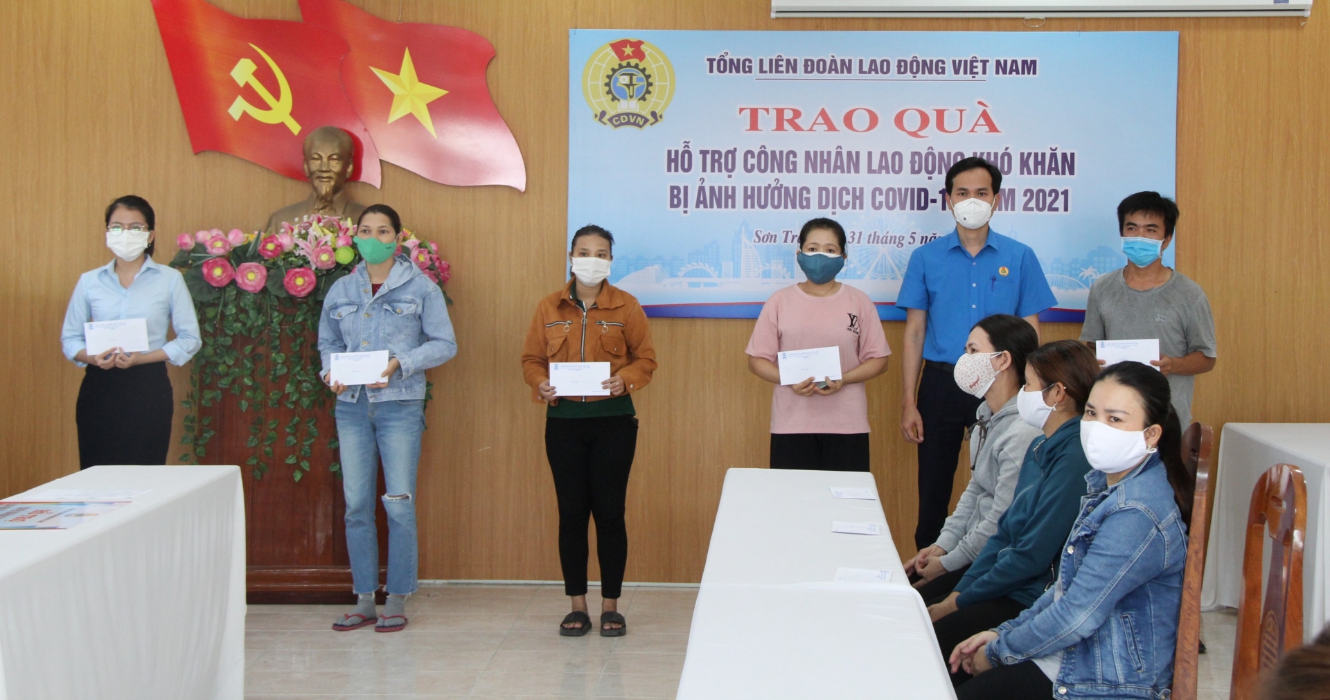 Tổng LĐLĐ Việt Nam hỗ trợ người lao động Đà Nẵng khó khăn và tuyến đầu chống dịch