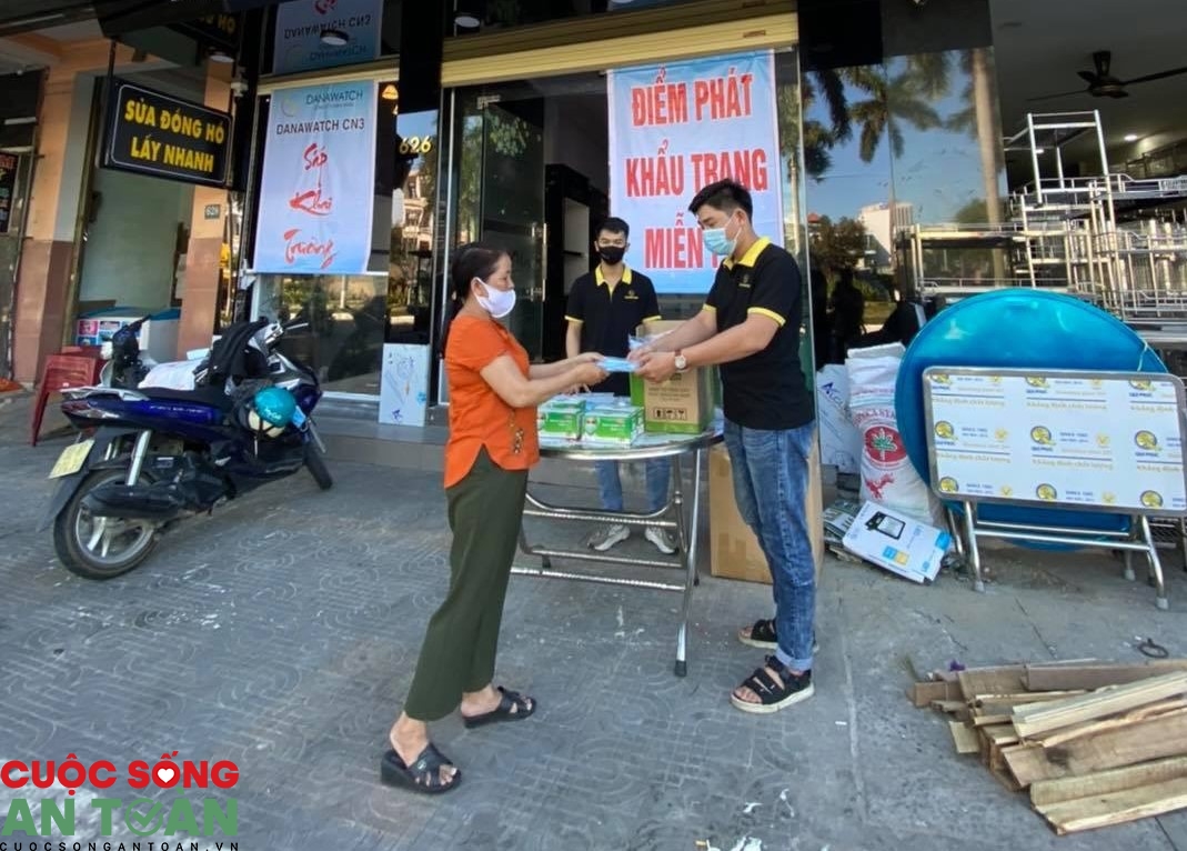 da nang tang khau trang mien phi cung nhau vuot dich