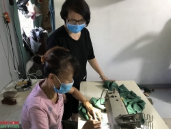 Góp công may những chiếc áo blouse đến đội ngũ y tế chống dịch ở Đà Nẵng