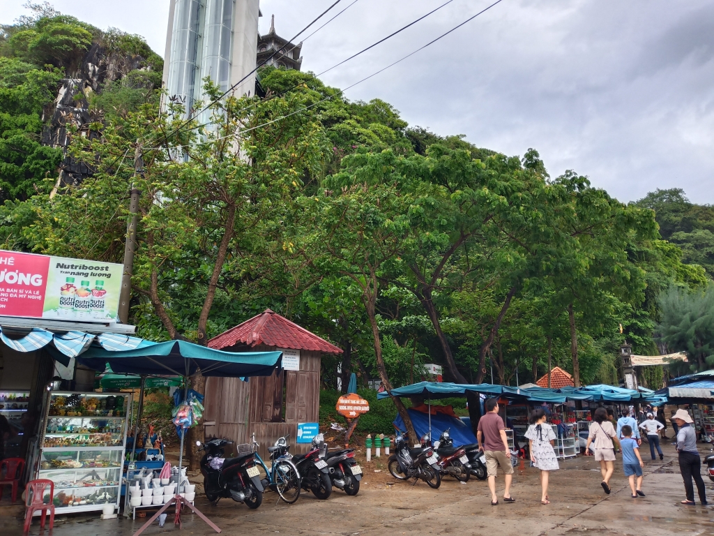 nhieu dia diem vui choi o da nang vang khach vi troi mua