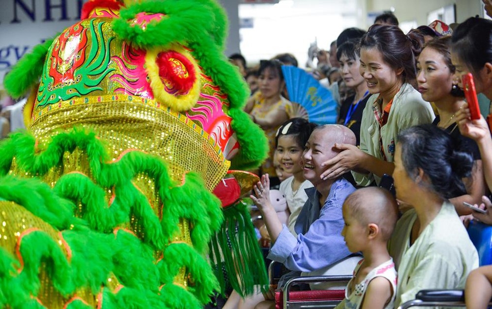 hinh anh cam dong cua nhung chien binh nhi don tet trung thu o benh vien k