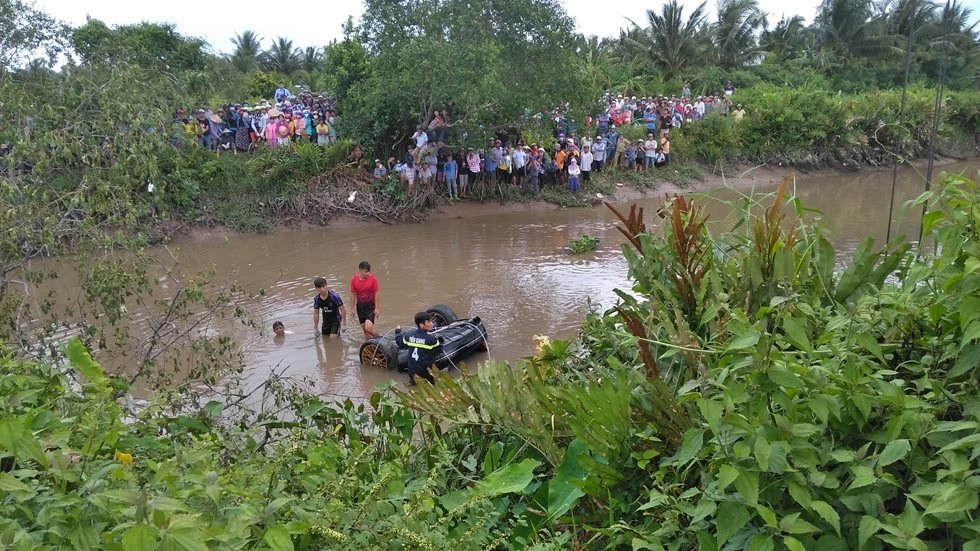 Thai phụ cùng 2 thanh niên tử vong trong chiếc Mercedes nằm dưới rạch Bà Ngọt