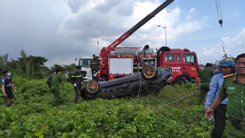 thai phu cung 2 thanh nien tu vong trong chiec mercedes nam duoi rach ba ngot