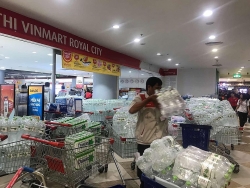 Ùn ùn kéo nhau mua nước đóng chai tại các siêu thị sau sự cố nước Sông Đà nhiễm dầu