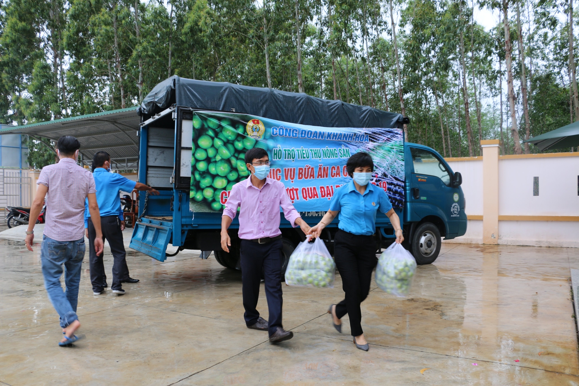 LĐLĐ tỉnh Khánh Hòa góp tấm lòng san sẻ yêu thương với nông, ngư dân