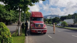 Đà Nẵng tiến hành xử phạt xe dừng đỗ trên tuyến đường Ngô Quyền - Ngũ Hành Sơn