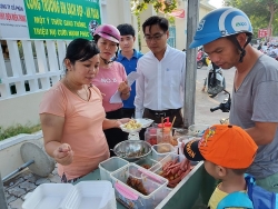 Đảm bảo công tác an toàn vệ sinh thực phẩm trước cổng trường học