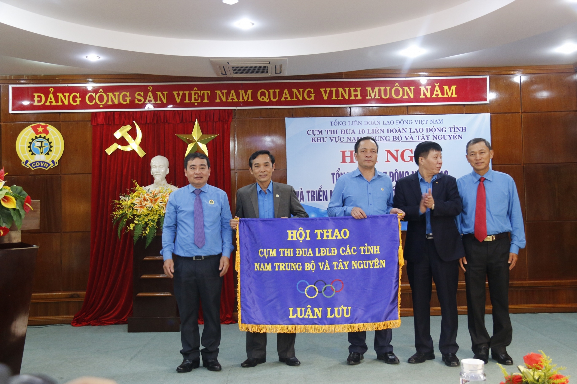 ldld quang nam duoc suy ton la don vi dan dau trong cum thi dua