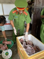 Bắt quả tang chủ hàng biến thịt heo nái ôi, nhớt thành “bò tươi”