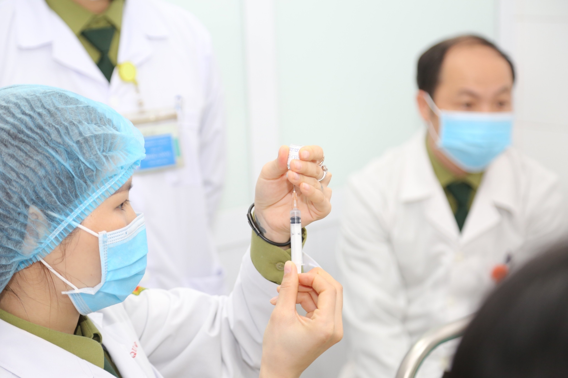 Những mũi tiêm ngừa Covid-19 đầu tiên tại Việt Nam