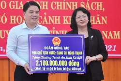 Phó Chủ tịch nước tặng quà cho công nhân lao động ở Quảng Nam
