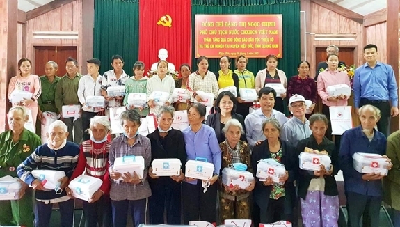 Phó Chủ tịch nước tặng quà cho công nhân lao động ở Quảng Nam