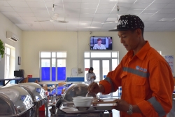 “Nhà ăn ca tự chọn” mô hình thiết thực cho các công nhân Cảng Hải Phòng