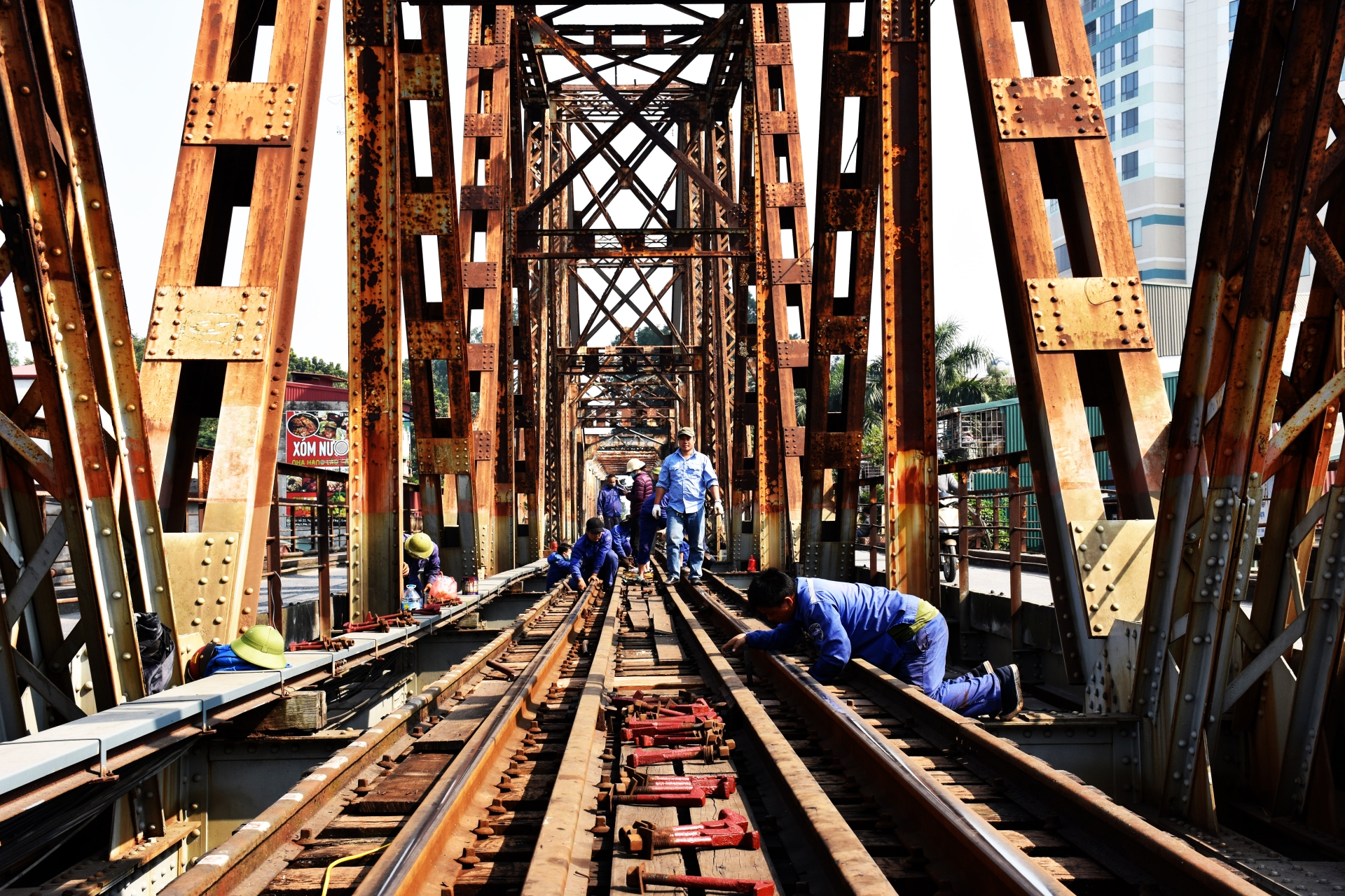 gan 100 cong nhan phoi minh tren cau long bien de duy tu duong sat