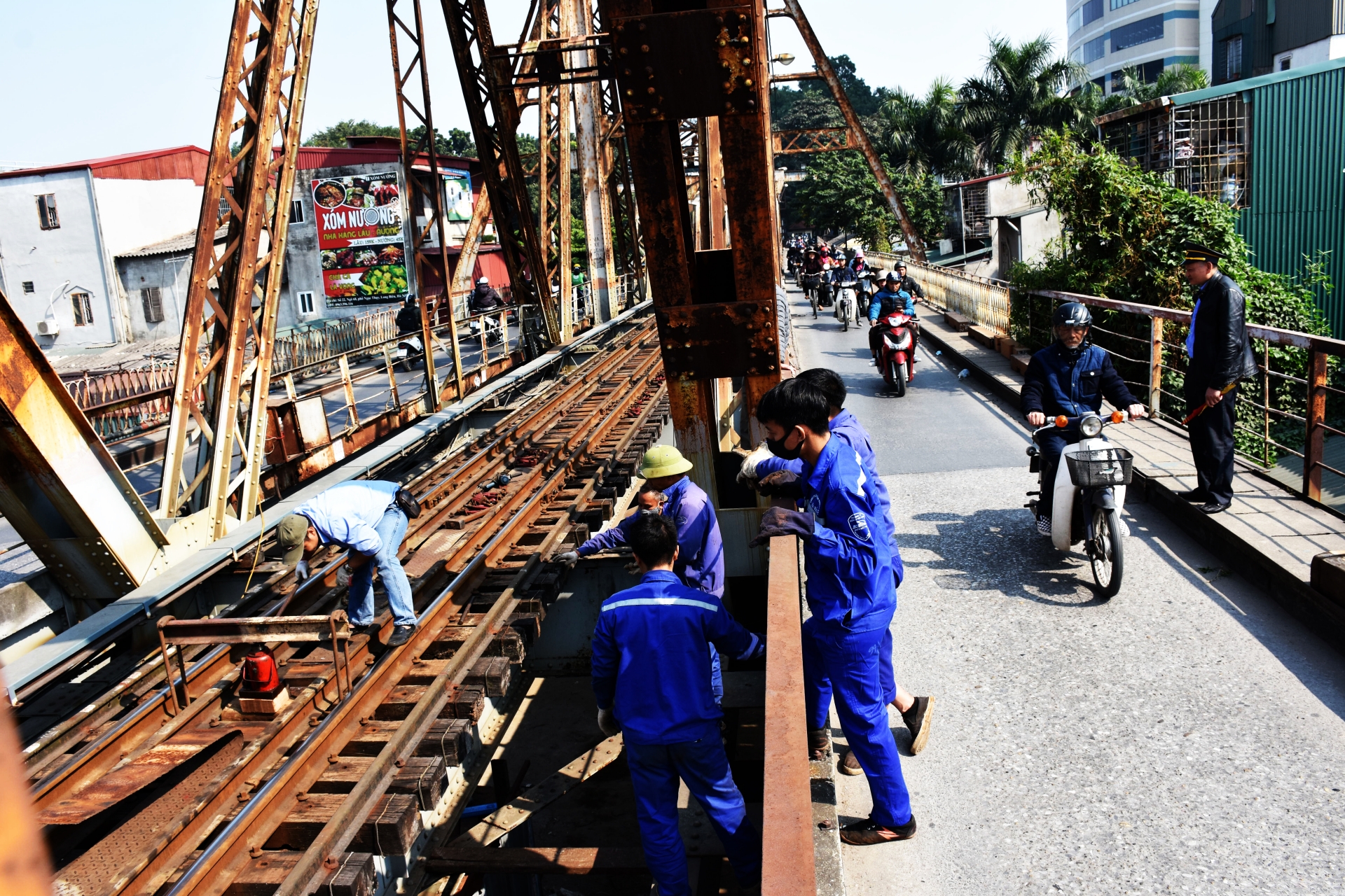 gan 100 cong nhan phoi minh tren cau long bien de duy tu duong sat