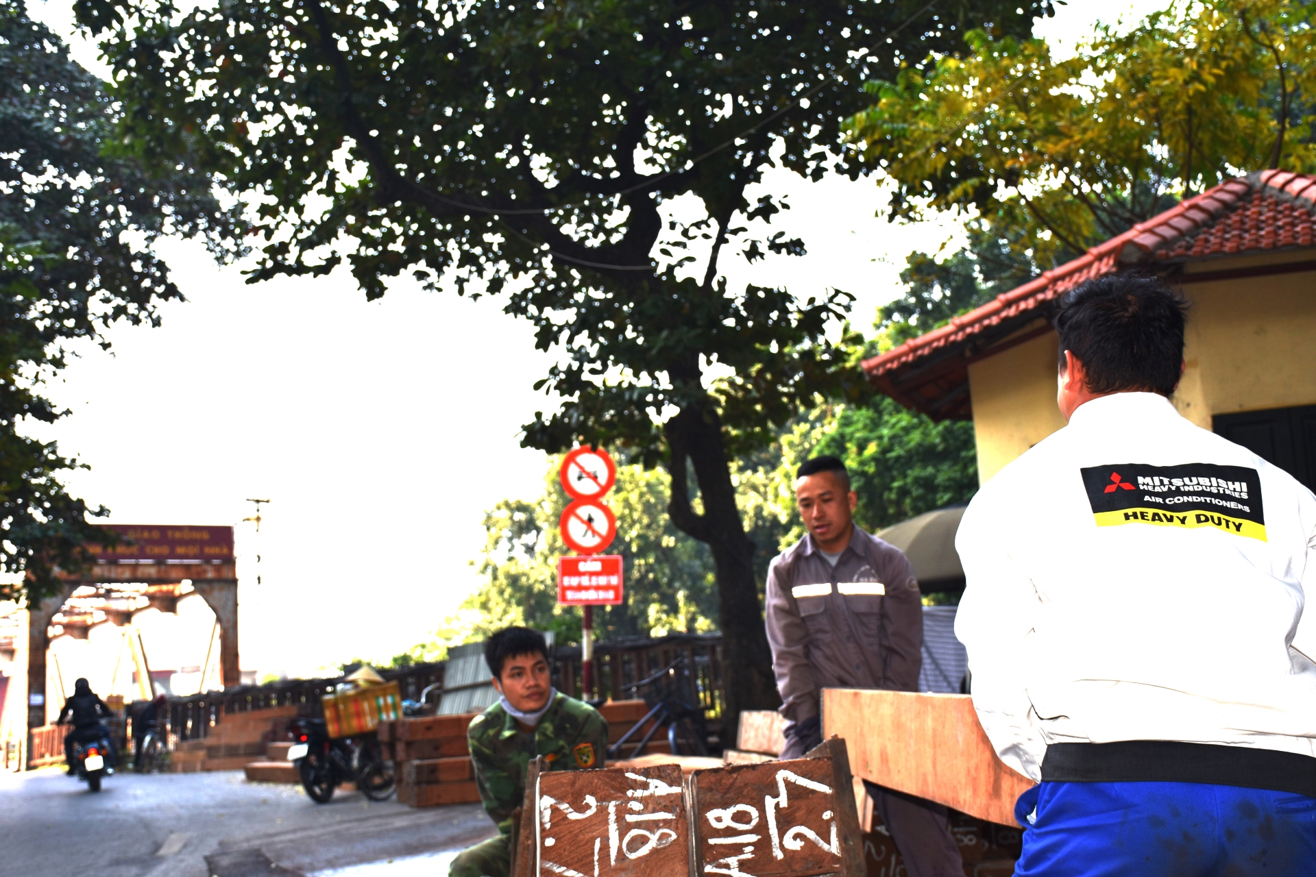 gan 100 cong nhan phoi minh tren cau long bien de duy tu duong sat