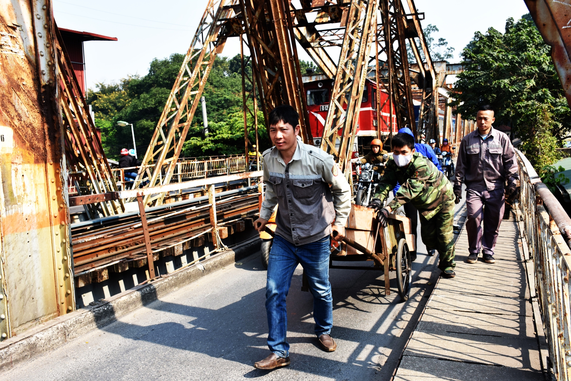 gan 100 cong nhan phoi minh tren cau long bien de duy tu duong sat