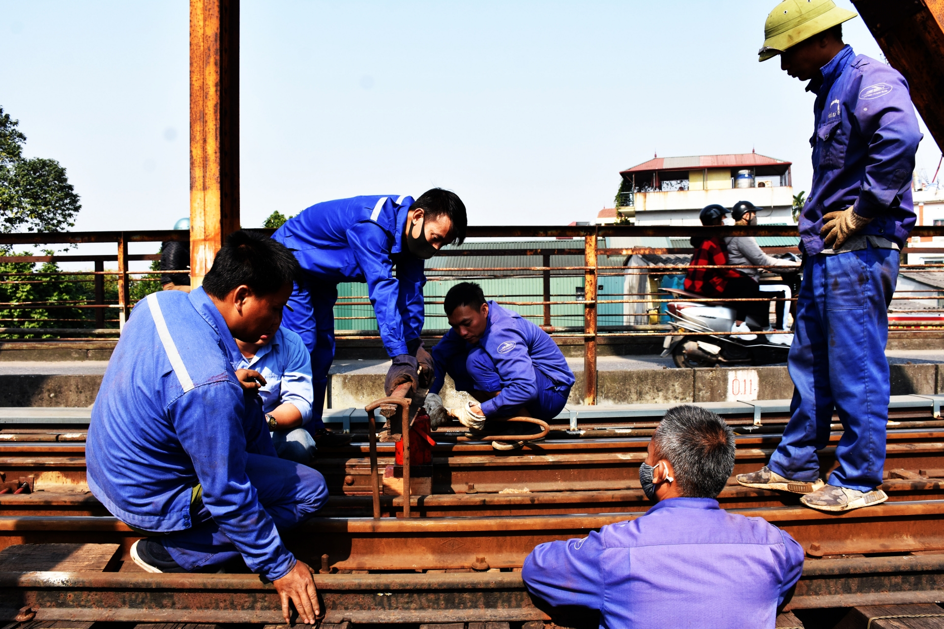 Gần 100 công nhân phơi mình trên cầu Long Biên để duy tu đường sắt