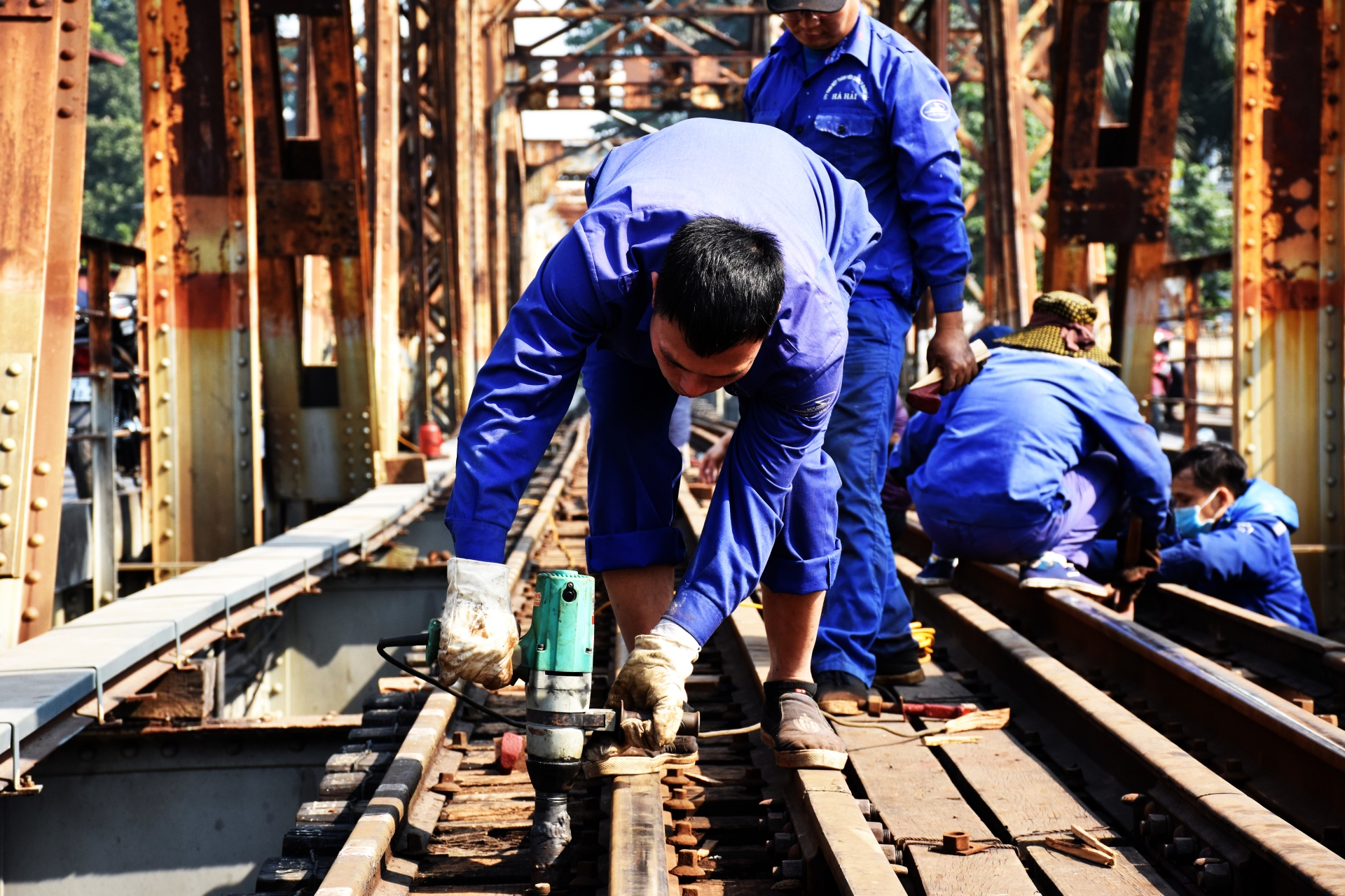 gan 100 cong nhan phoi minh tren cau long bien de duy tu duong sat