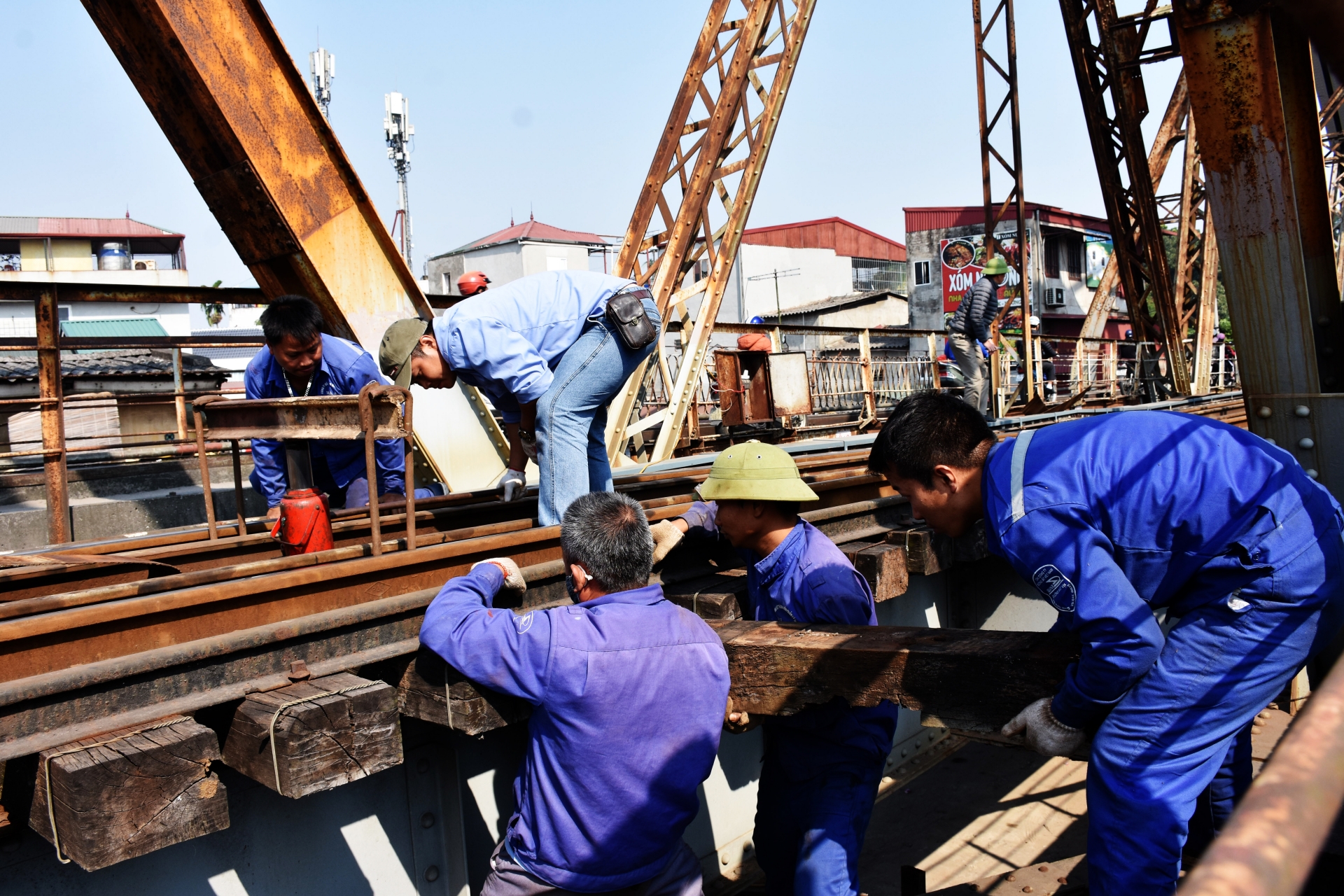 gan 100 cong nhan phoi minh tren cau long bien de duy tu duong sat