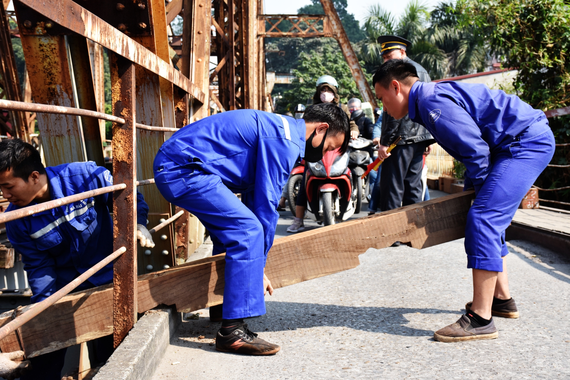 gan 100 cong nhan phoi minh tren cau long bien de duy tu duong sat