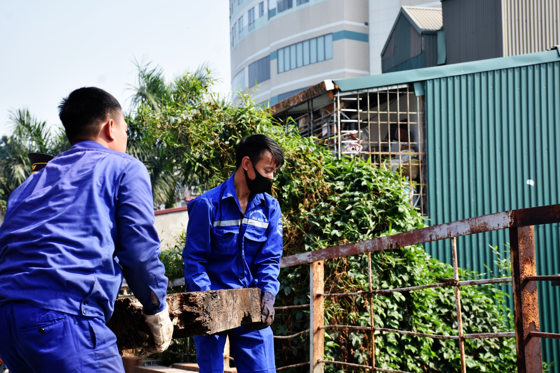 gan 100 cong nhan phoi minh tren cau long bien de duy tu duong sat