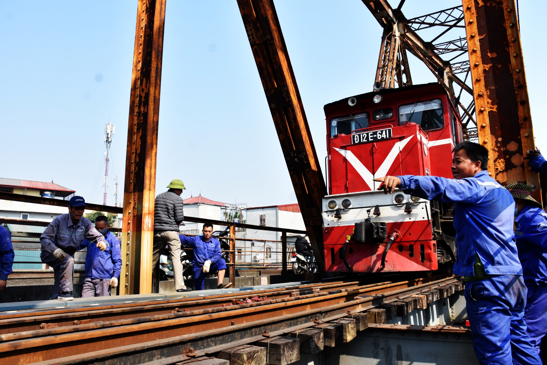 gan 100 cong nhan phoi minh tren cau long bien de duy tu duong sat